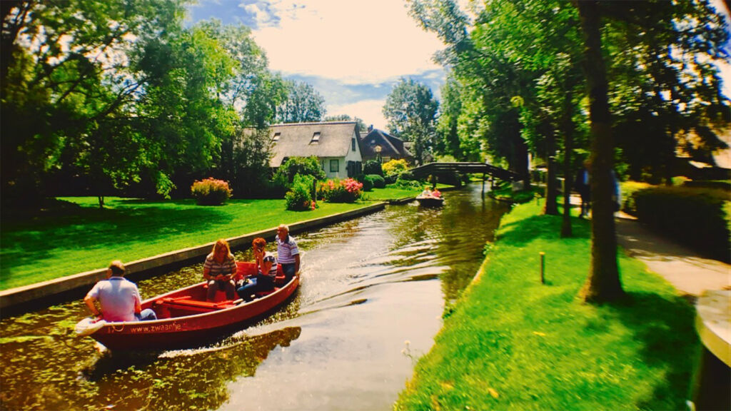 Giethoorn - a magical village with mystical feel in Holland - Lajjaish