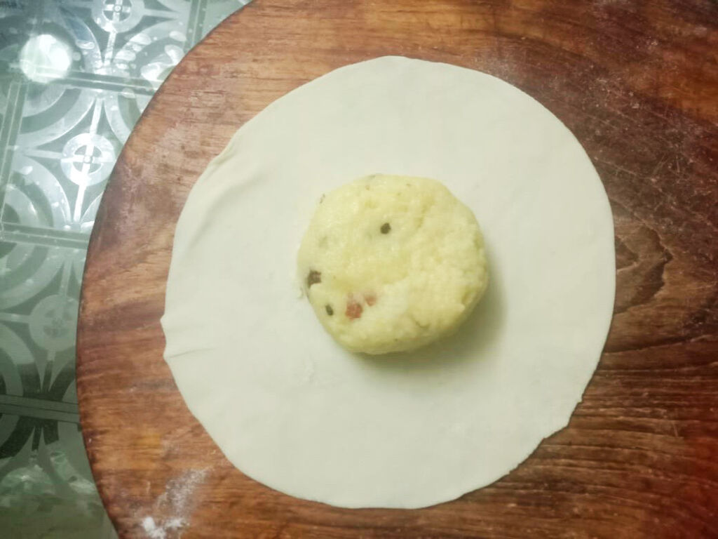 stuffing placed in the puri for Ghari 